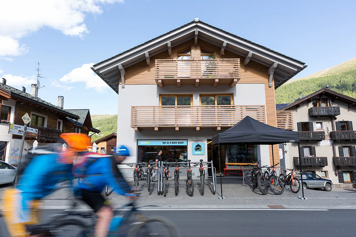 De Skialo-winkel in Livigno, een fietser rijdt langs de ingang