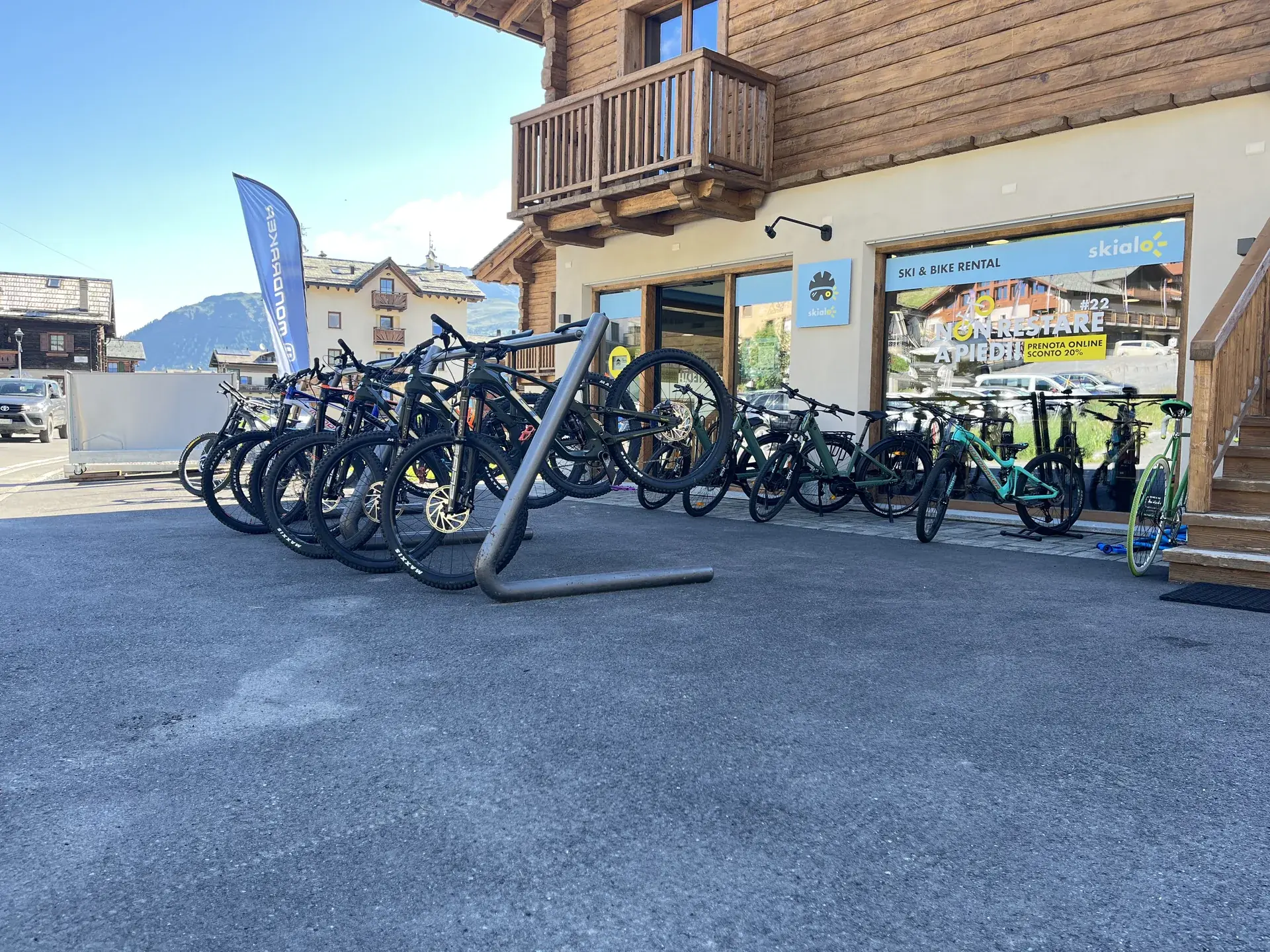 De rij huurfietsen bij de winkel Carosello
