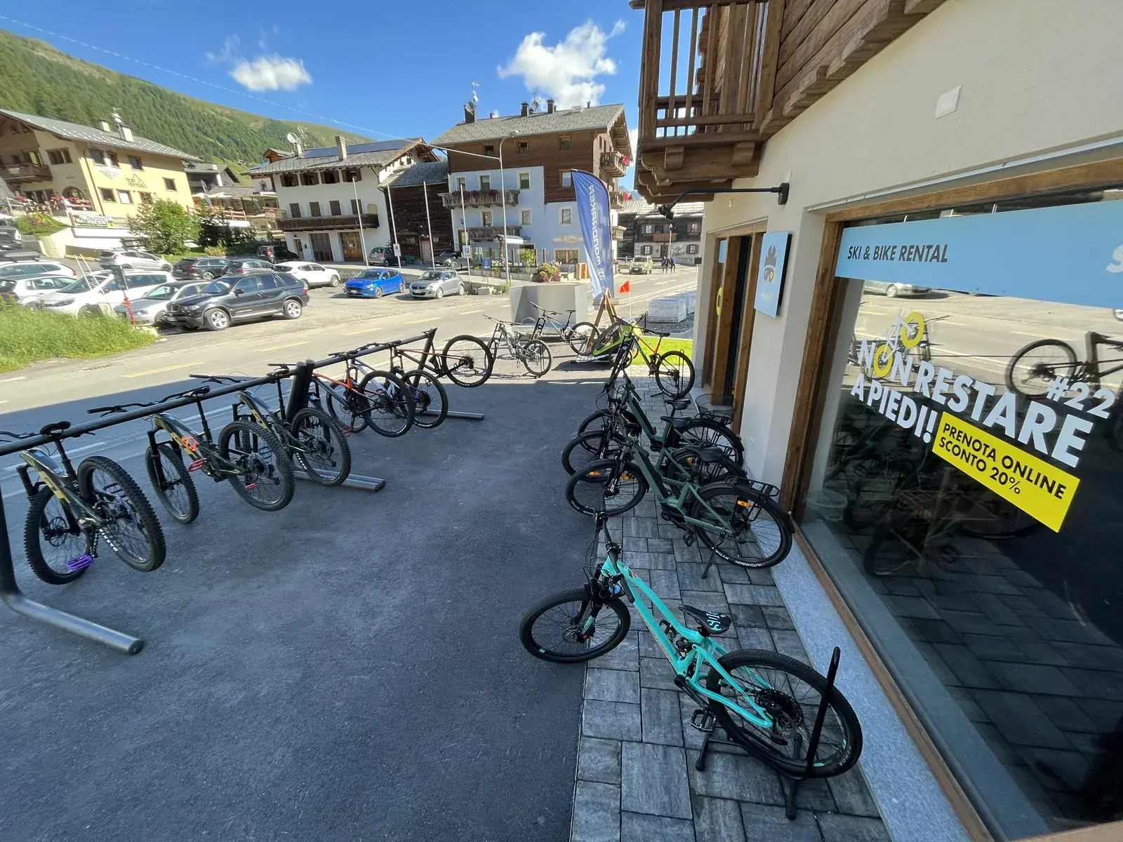 Fietsen in het rek voor de winkel Carosello 3000