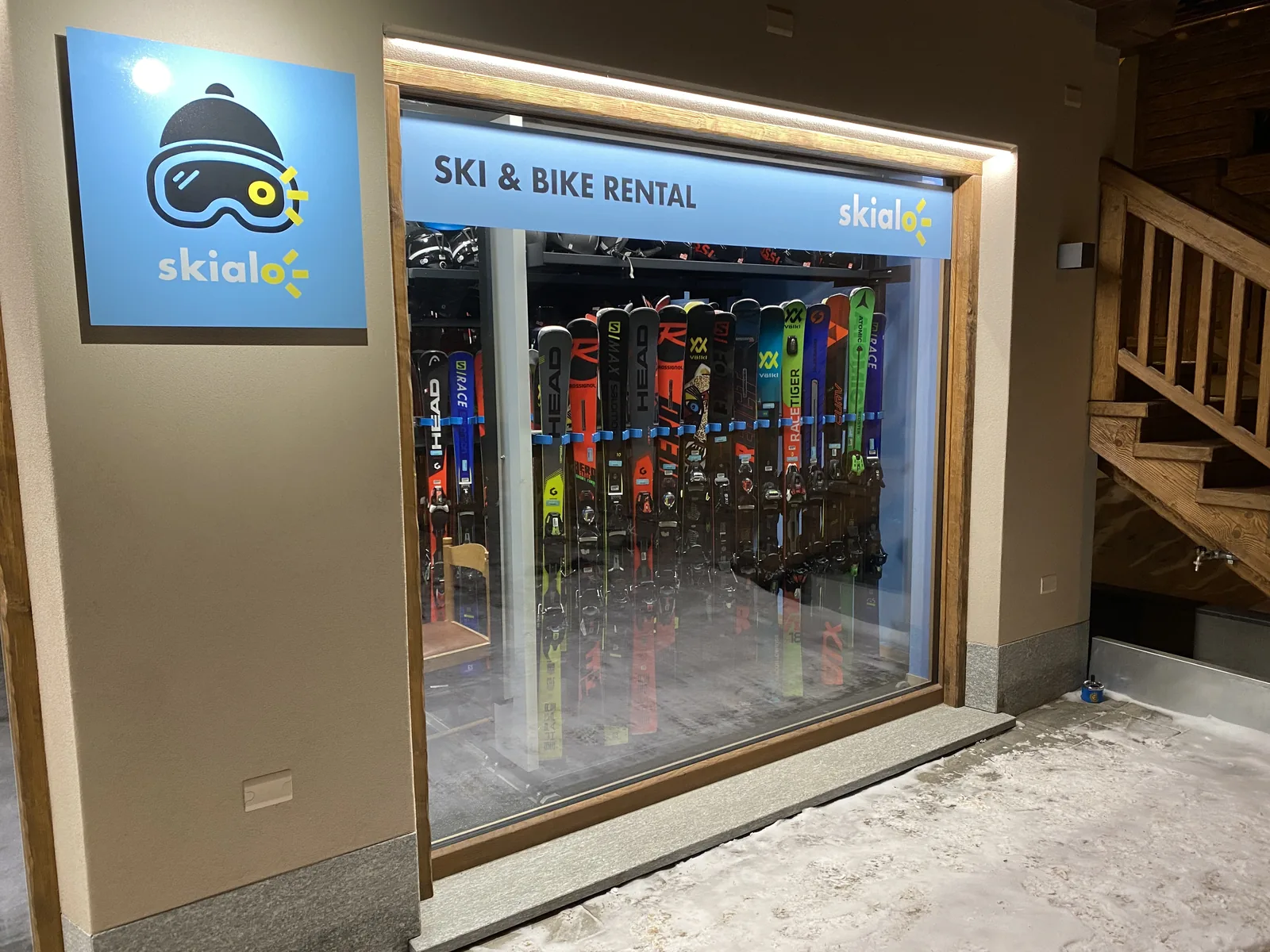 De etalage van de winkel Carosello met huurski's