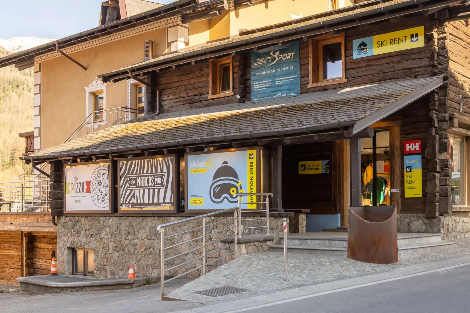 De gevel van de Skialo-winkel Doss in Livigno